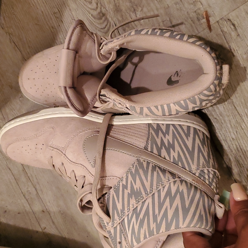 Nike Dunks size 10 taupe in color